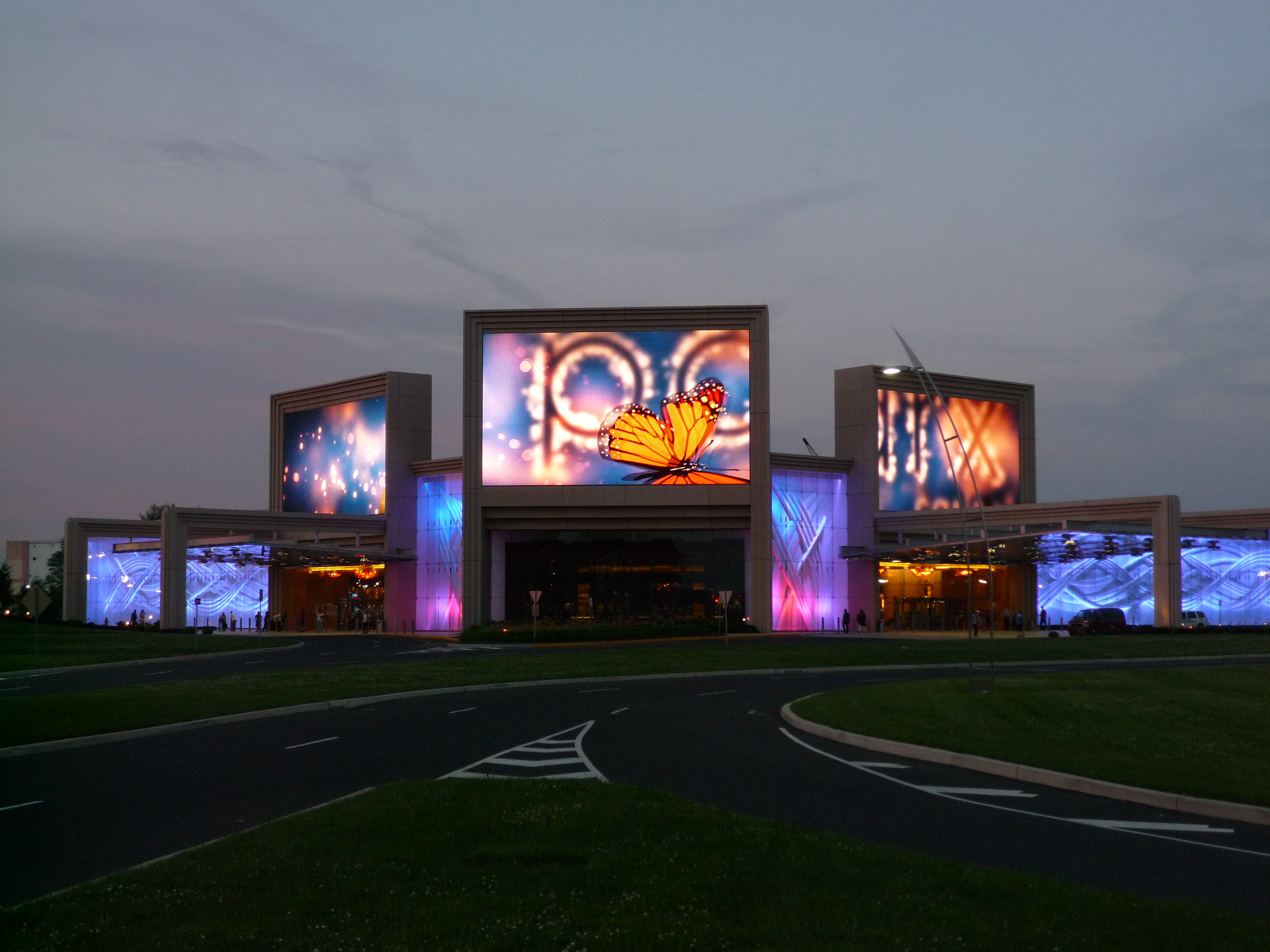 The-Power-of-LED-Outdoor-Screens-From-Advertising-to-Entertainment