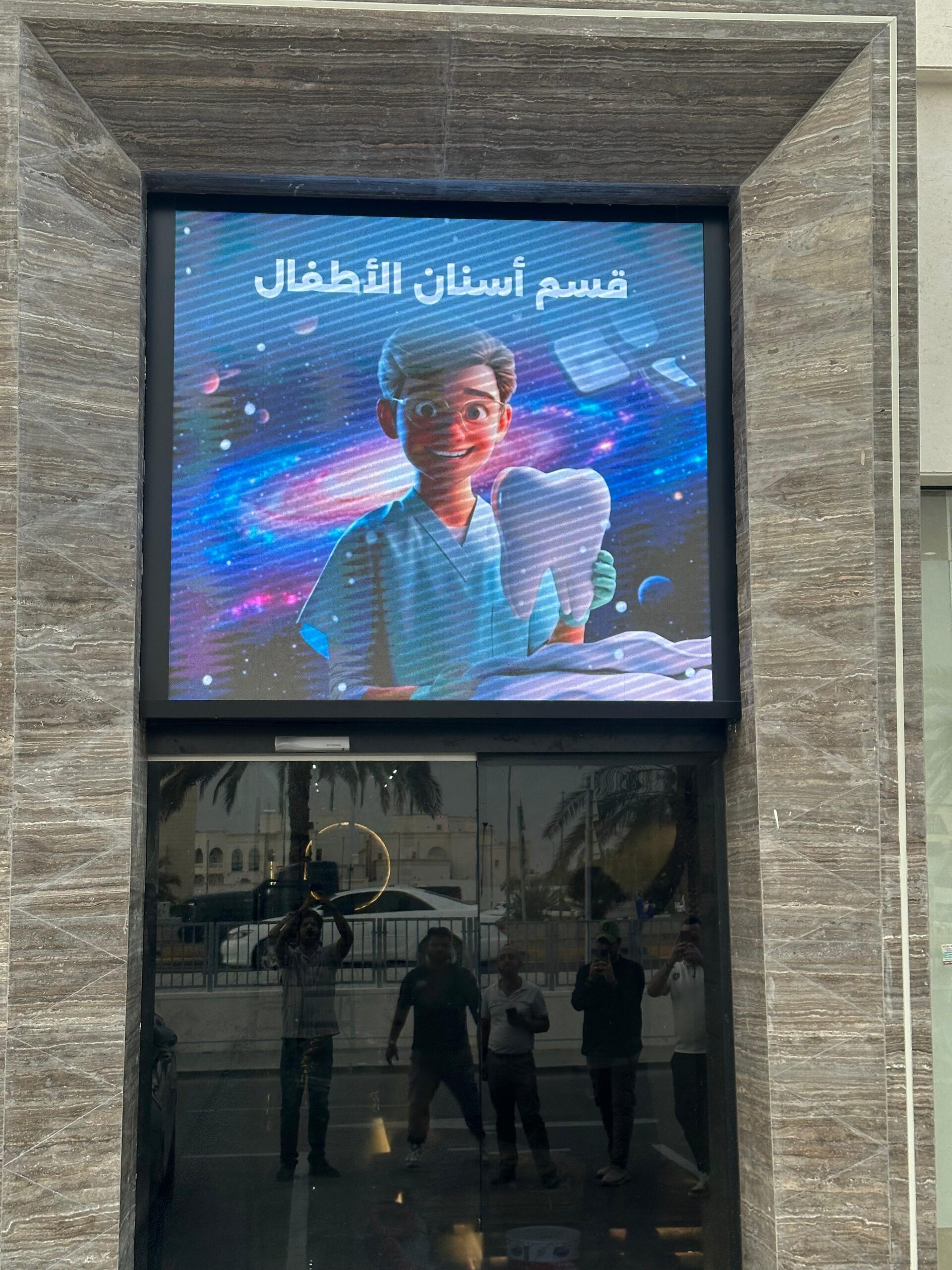 Lift Screen Advertising in Dubai Reach High Value Audiences Where They Pause